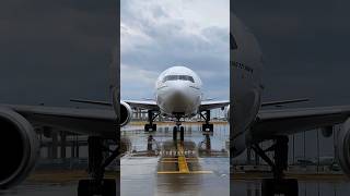 HUGE Boeing 777 Parking at Gate! #airplane #planespotting #boeing #flying #aircraft #aviation #viral
