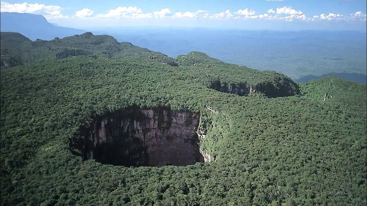 Глубокая воронка. Тепуи Венесуэла. Тепуи Сарисариньяма. Венесуэла плато Рорайма.