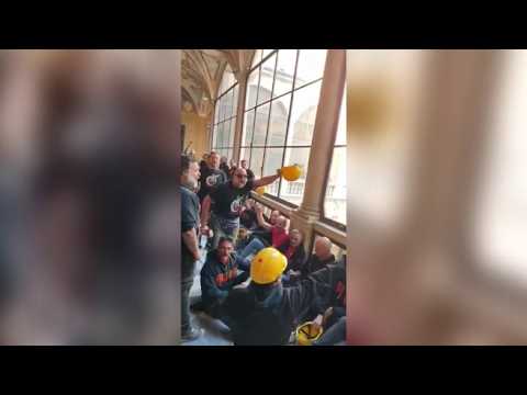 Video Gli ex lavoratori dellIva occupano la Prefettura di Genova nel terzo giorno di protesta