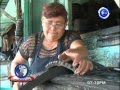 UNA MUJER QUE FABRICA PIEZAS PARA CARROS CON LLANTAS RECICLADAS