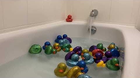Bathtub Filling with Relaxing Music// Water with Rubber Ducks for Relaxation