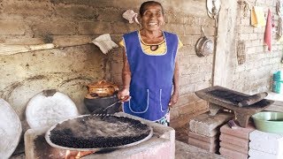 TOSTANDO Y MOLIENDO CAFE EN EL METATE | DOÑA LUPITA