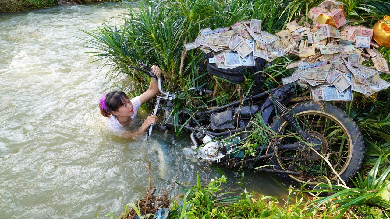 Poor Girl Picks Up Scrap | Girl Finds Large Sum Of Money And Antique Motorbike Swept Away By Flood