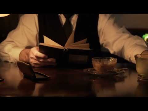 رجل يقرأ كتاب فيديو للتصميم والمونتاج بدون حقوق