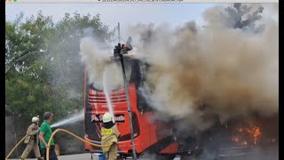 Bus Terbakar di Terminal Pulogebang  Cakung  Jakarta Timur