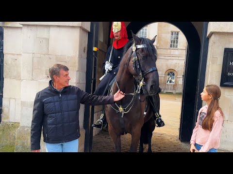 OI GET OFF THE REIGNS! Kings Guard Screams At Rude Tourist..