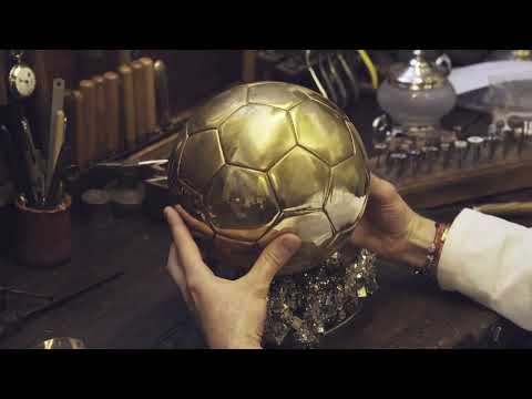 Qui fabrique le trophée du Ballon d'Or ? 