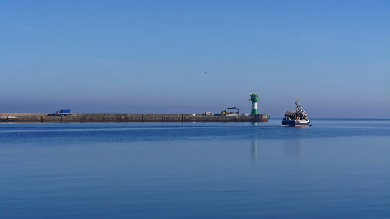 ostsee germany Travemünde, Priwall, Trave, Fischerboot bei Nordermole - Full HD (1080p) Videobild