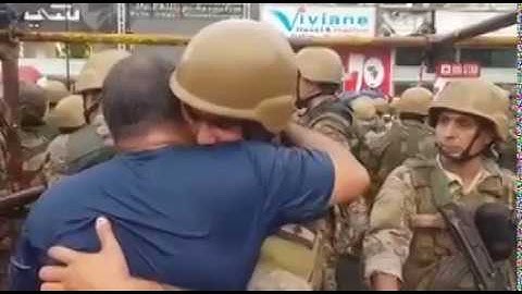 لبنان ينتفض - لحظة مؤثرة بين عنصر في الجيش ومواطن في الزوق
