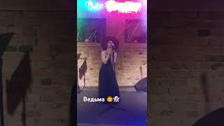 Пою авторскую песню на концерте #foxsound #rock #vocal #вокал #певица #песня #halloween #хэллоуин