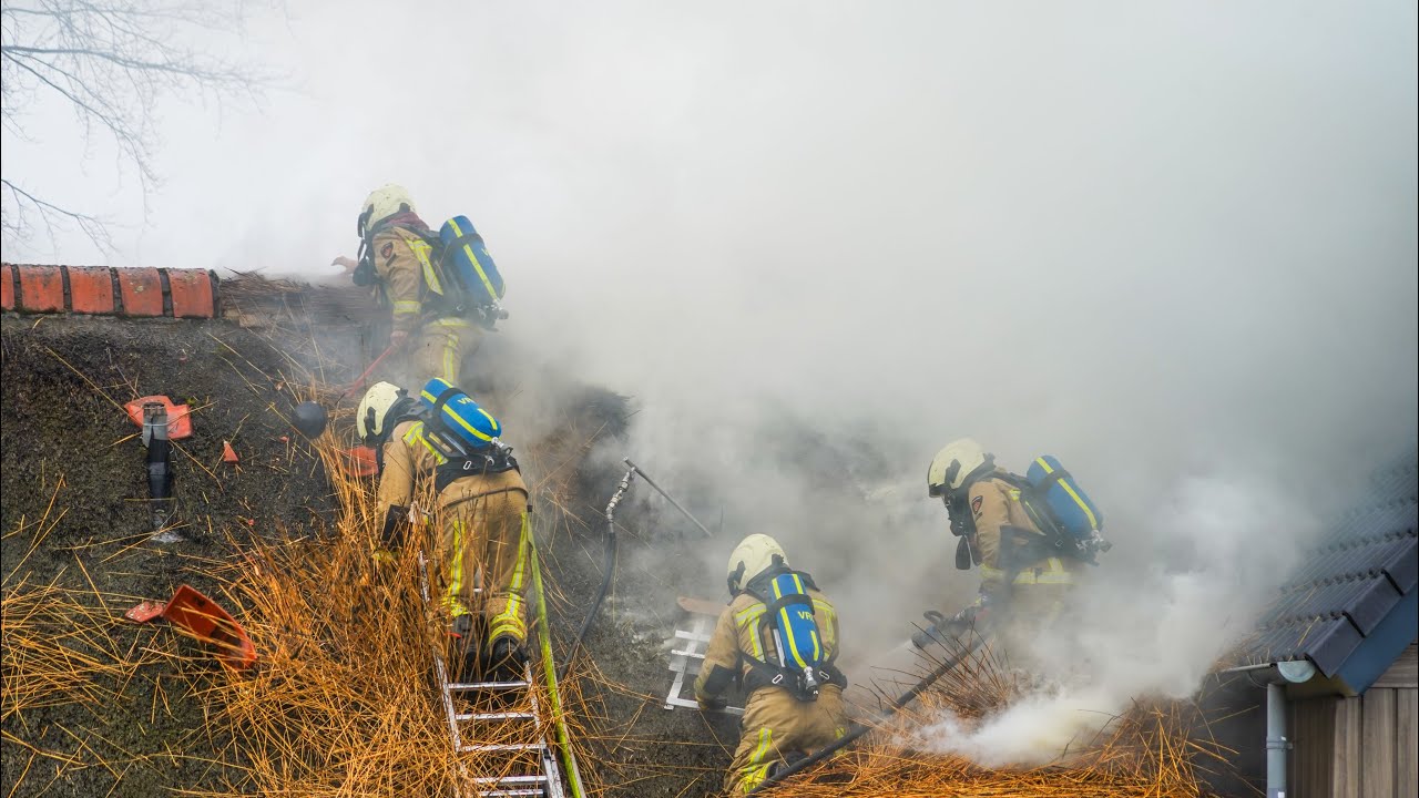 Brand in dak van woning aan de Dijksmanweg Ruinerwold