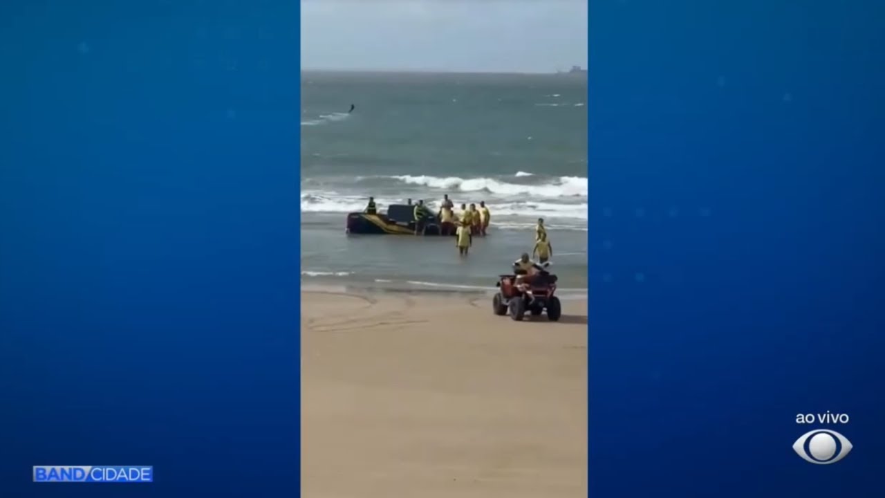 Viatura da SMTT atola na praia e é alcançada pelo mar, em São Luís MA.