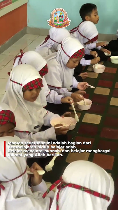 Saat anak-anak makan sendiri, mereka tak hanya mengisi perut, mereka sedang belajar adab.