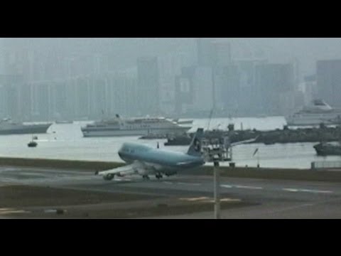 Korean 747 Engine nearly hits runway 13 at Kai Tak!