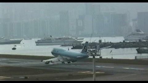 Korean 747 Engine nearly hits runway 13 at Kai Tak!