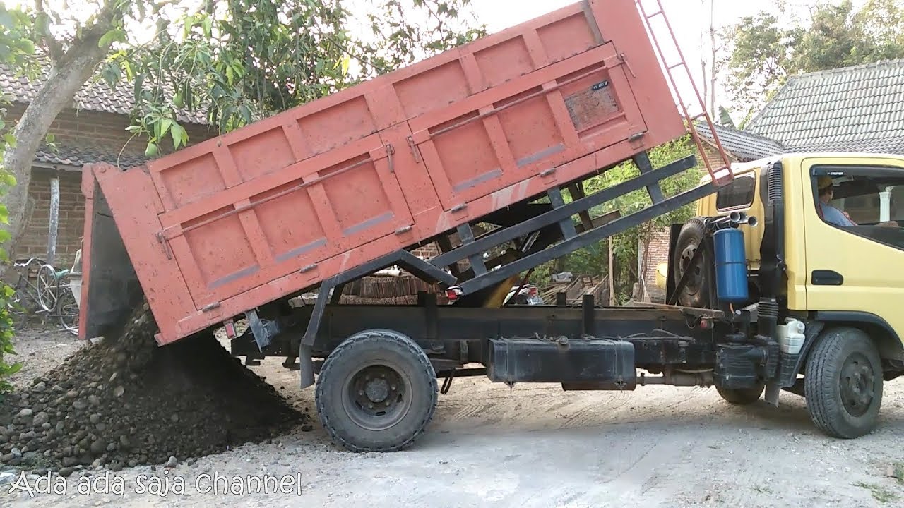 Kendaraan Konstruksi I Truk Jomplangan  Besar menurunkan 