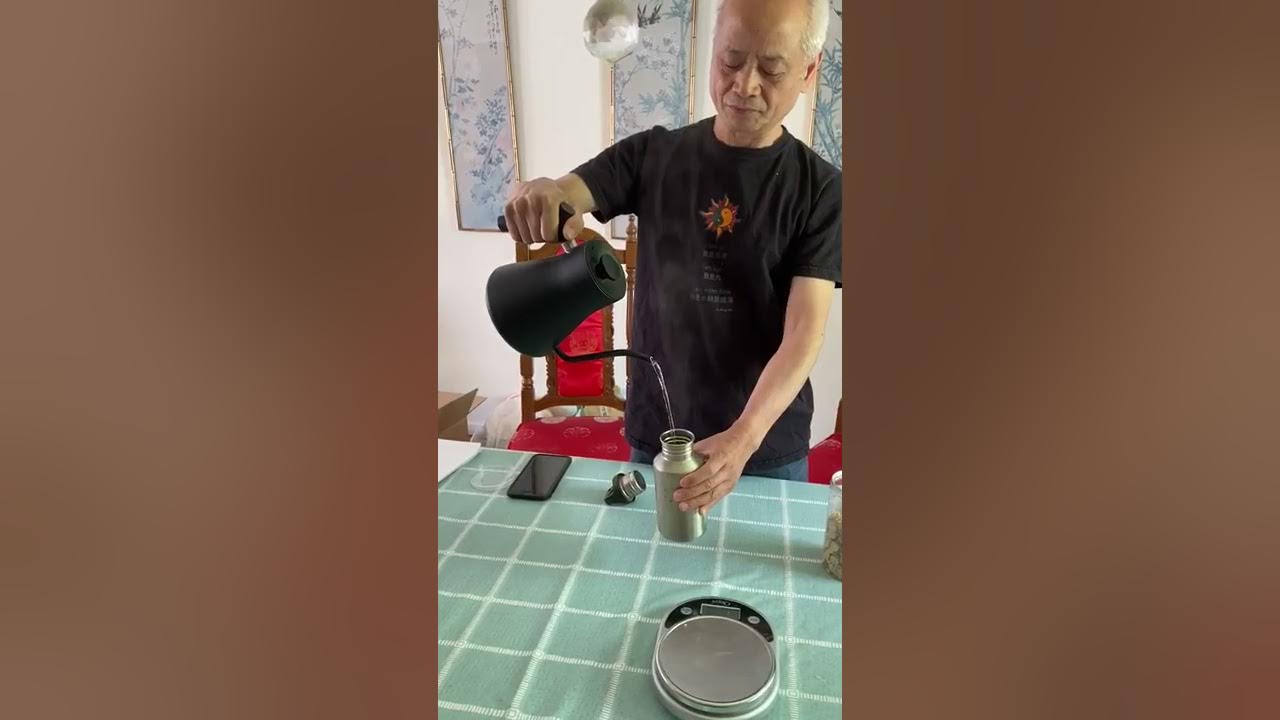 Dr. Wu demonstrates the easy way to make wild astragalus tea (野生黄芪茶