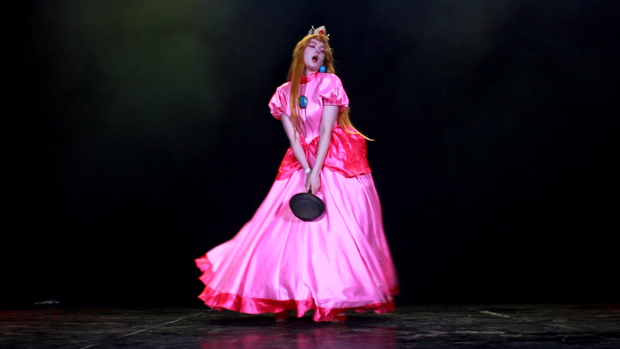 Princess Peach Cosplay - Super Mario at Everfree 2019 - YouTube