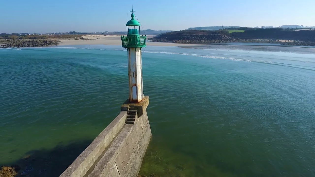 Sibiril : Le phare du port de Moguériec est magnifique ! - YouTube