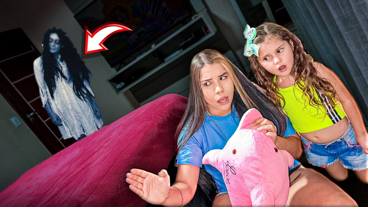 UMA MULHER ESTRANHA APARECEU NO MEU QUARTO DE NOITE!! * assustou minha irmãzinha