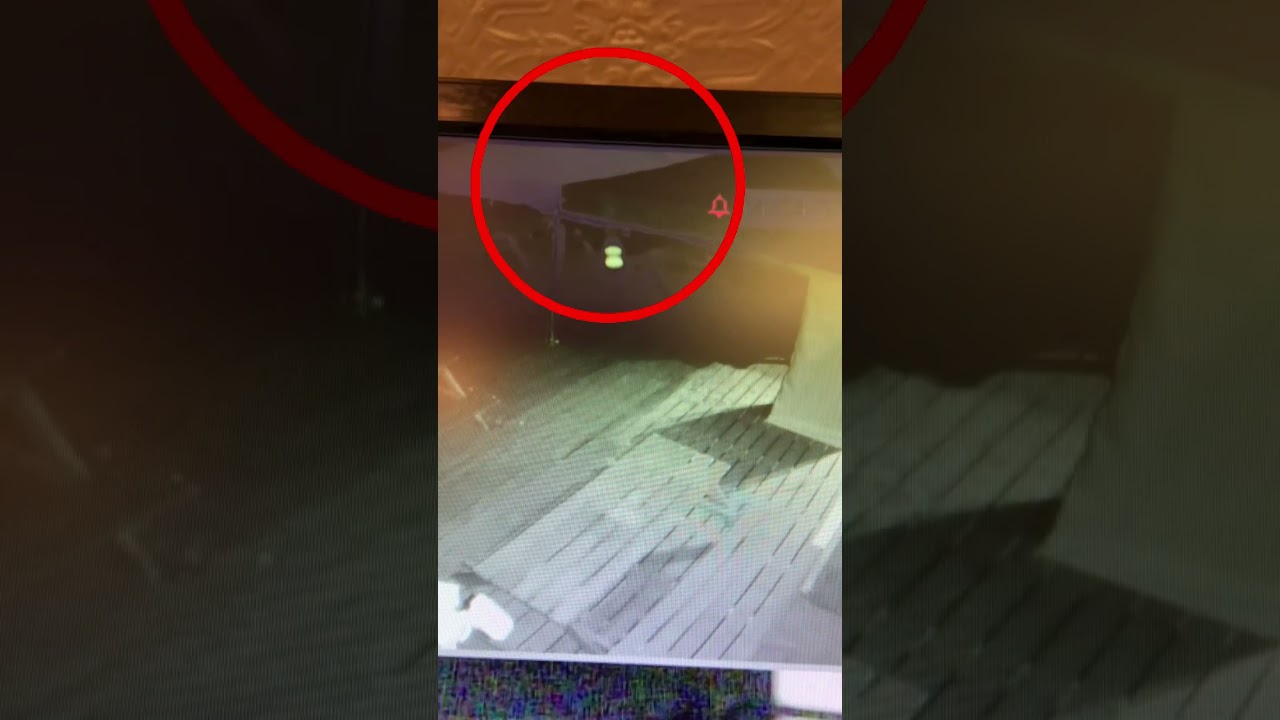 イギリスのパブの監視カメラがとらえた緑色の発光物体を持ち運びながらうろついている幽霊らしき人影 カラパイア イギリスのパブの監視カメラがとらえた緑色の発光物体を持ち運びながらうろついている幽霊らしき人影 カラパイア