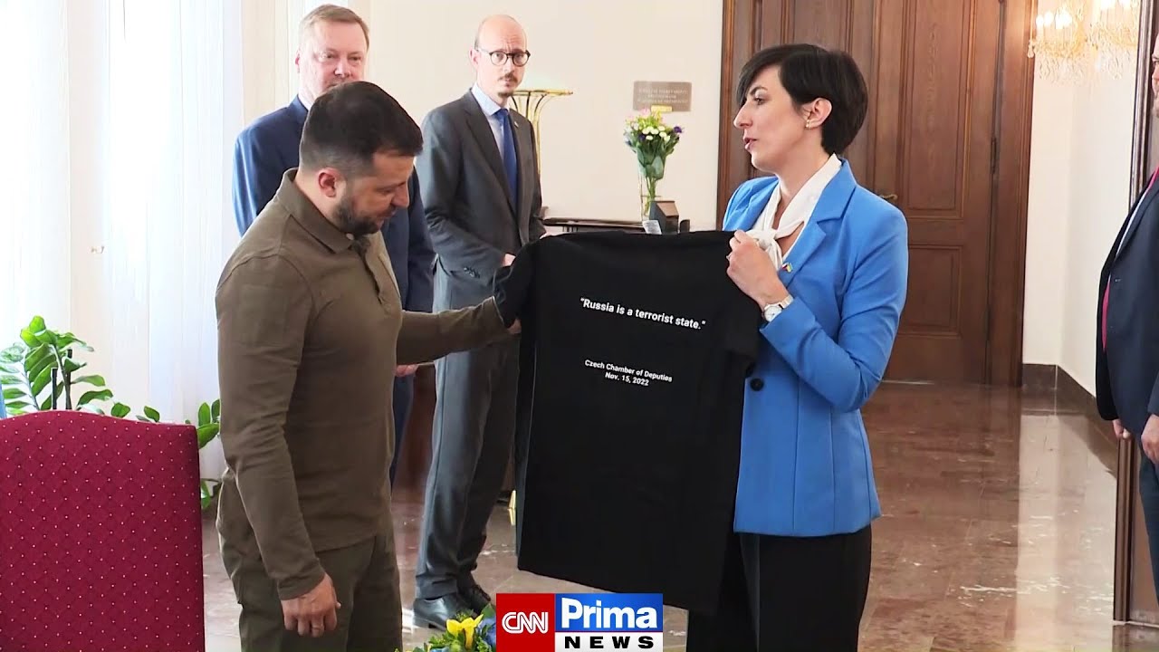 Zelenskyj dostal od Pekarové nečekaný dárek. Dočkal se trička s ostrým vzkazem Rusku