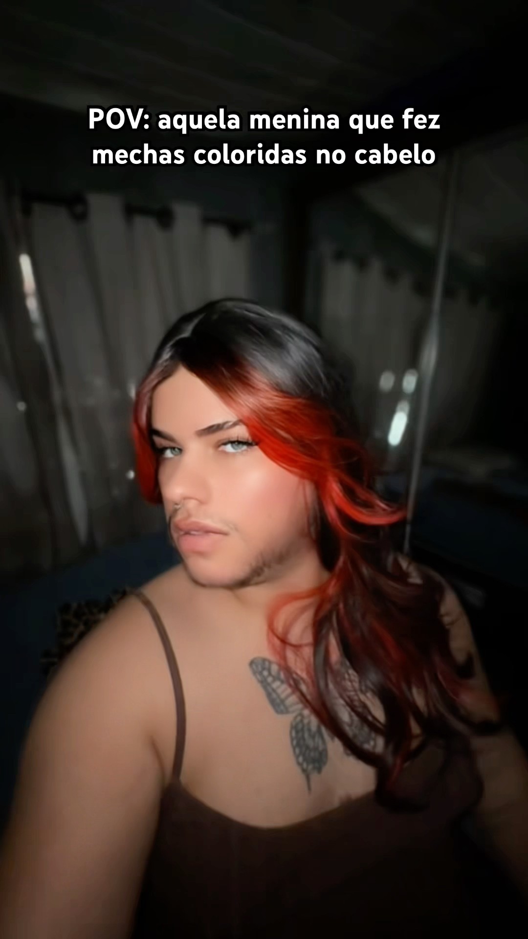 AQUELA MENINA QUE FEZ MECHAS COLORIDAS NO CABELO