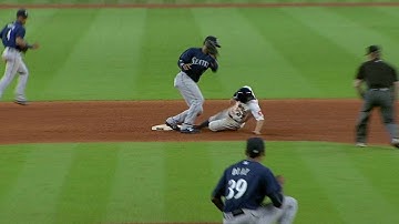 SEA@HOU: Altuve steals second in the 9th inning
