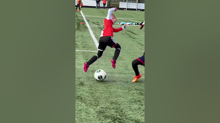 Football tricks ⚽️❤️ with Yellow Liam of Feyenoord #shorts #footballskills #voetbal #feyenoord