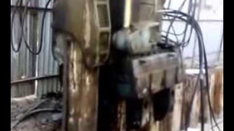 Nhổ cọc ván thép