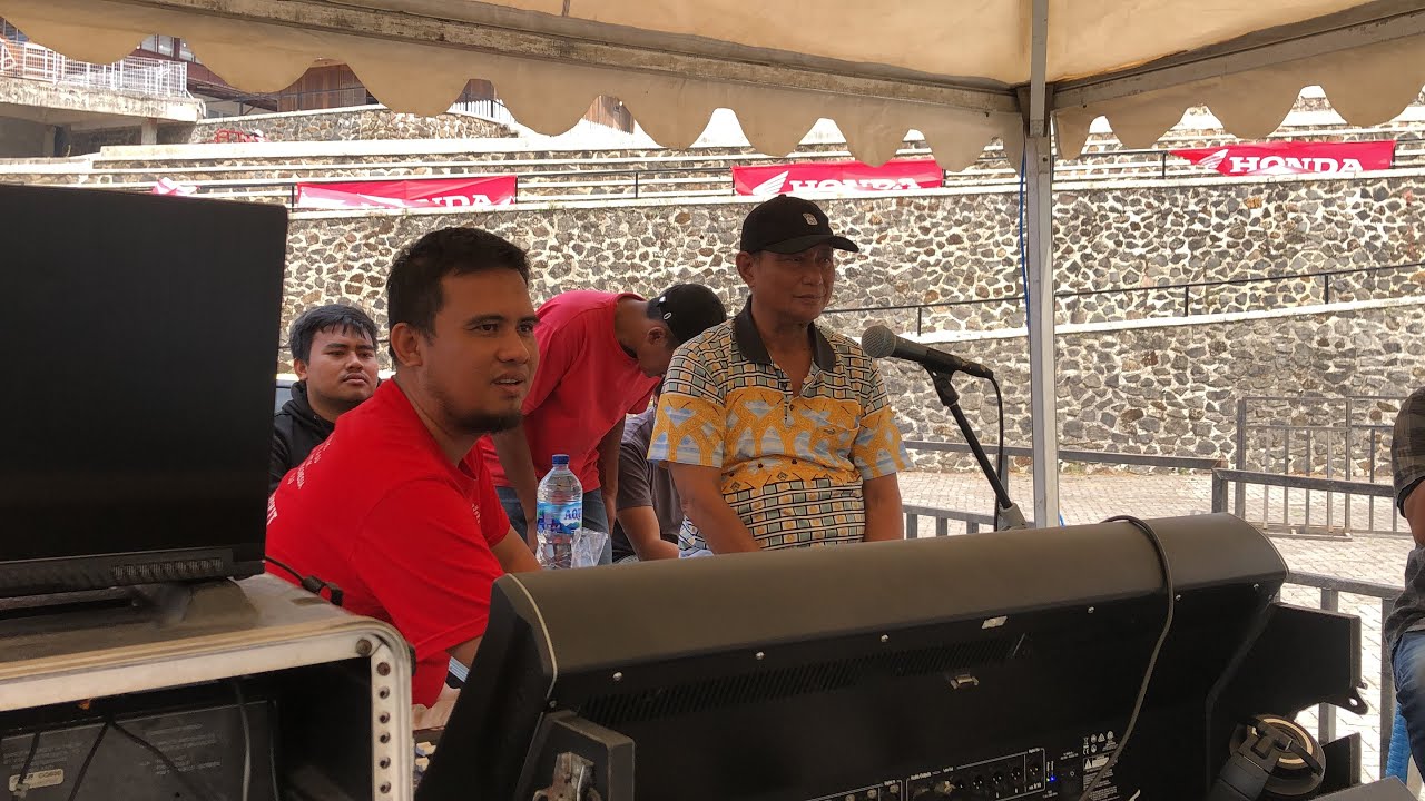 Abah Su'ud nyimak sound konser tes jingle DJ ramayana menuju Horeg