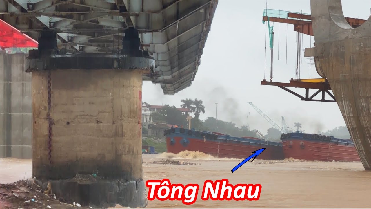 Крупный план столкновения барж посреди реки. Вода пришла очень быстро.