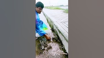 The process of cleaning up debris in the sewage pipe = good tools can increase efficiency