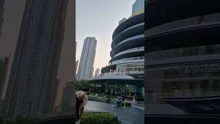 Возле небоскрёба Бурдж-Халифа в Дубае