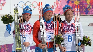 Три российских лыжника финишируют первыми одновременно, взявшись за руки