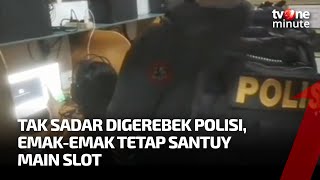 Emak-emak Asik Nyanyi Sambil Main Judi Slot, Ternyata di Belakang Ada Polisi | tvOne Minute screenshot 5