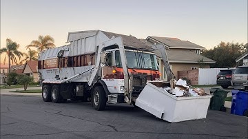 Autocar WX FF Gomez Front Loader on Manual Recycle