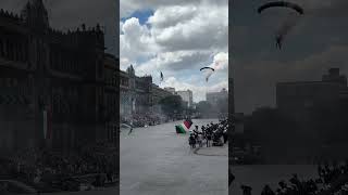 Aterrizaje De Paracaidistas Durante El Desfile Del 16 De Septiembre
