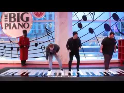 Nick Jonas Performs Jealous in Big Piano in F.A.O. Schwartz