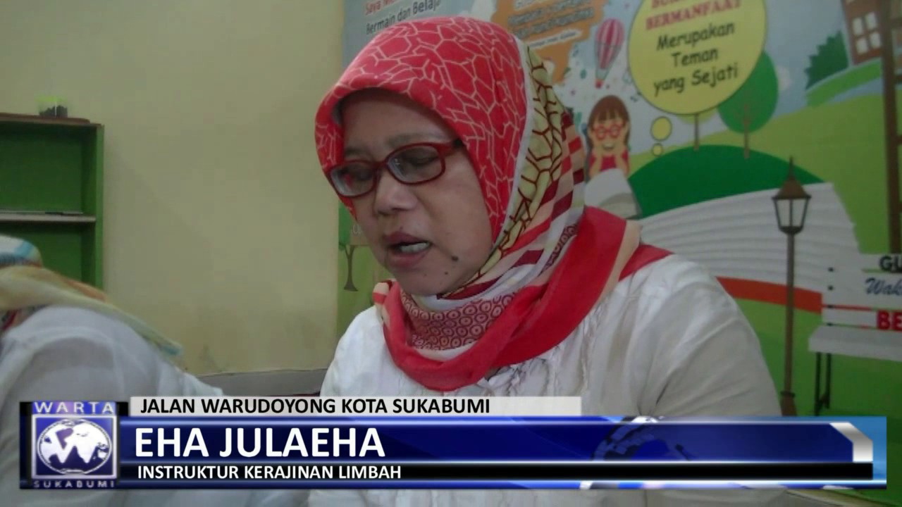 Kelompok Ibu  di Sukabumi Membuat Kerajinan  Tangan  Usai 