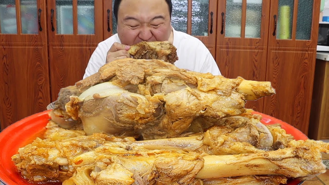 Ah Qiang Made Some Soy Pork Ribs Today  It Was So Addictive To Eat The Meat！