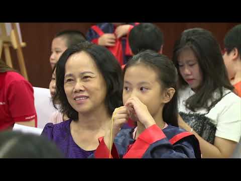 Video Lương Xuân Trường trổ tài nói tiếng Anh với fan nhí - youtube