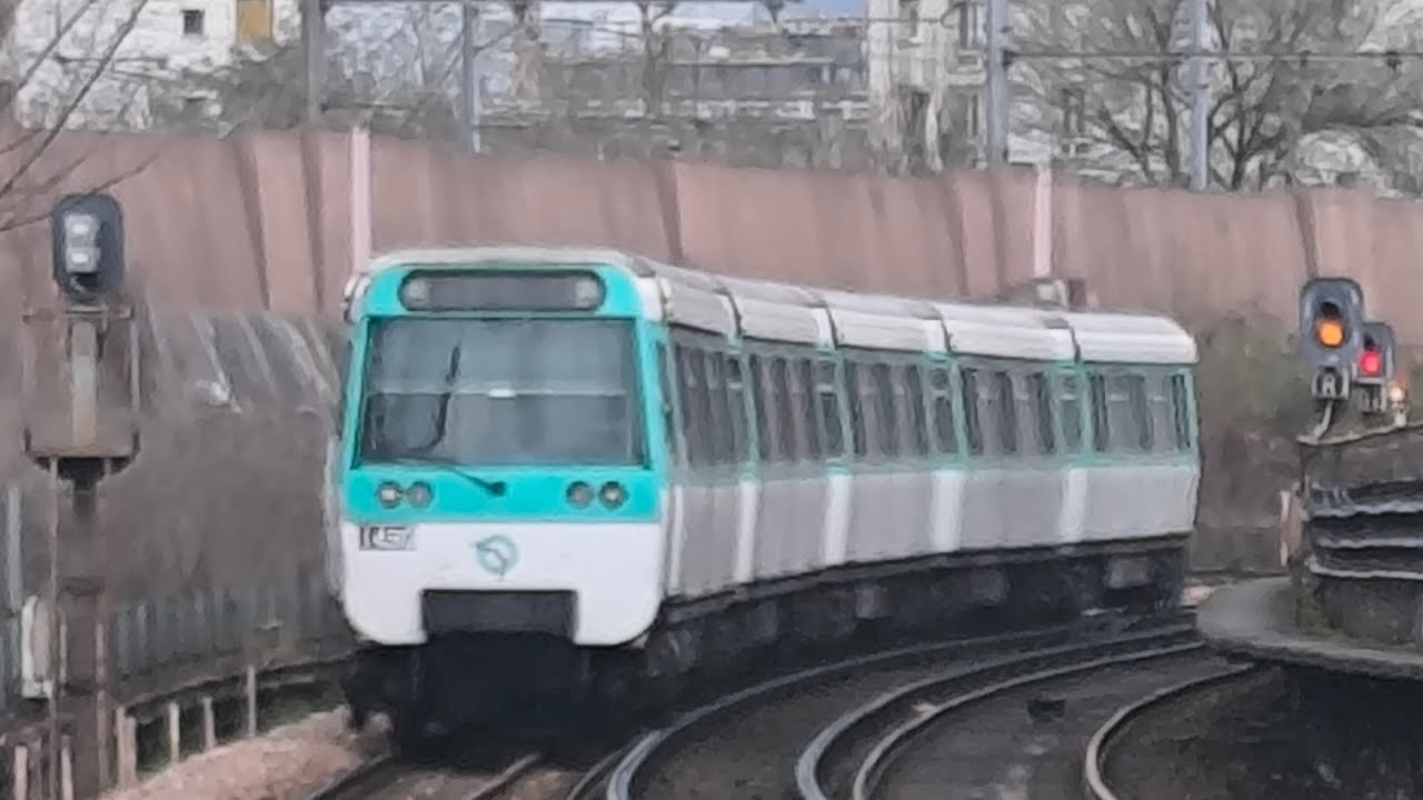 Arrivée et klaxon d'un MF77 sur la ligne 13 - YouTube