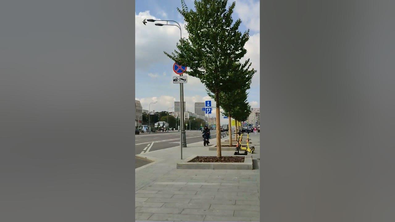Курьеры на электровелосипедах несутся по тротуару №1 #наулице # ...