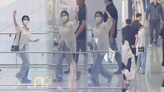 아이유 (IU) 아주 멀어도 뒤돌아 인사｜인천공항 출국 240606