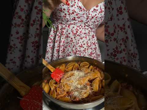 Паста с колбасками и томатами ! #рецептпасты#пастачтоматами#пастачколбасками#итальянскаякухня