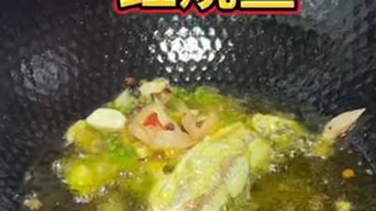 夫妻俩创业生活记录，出租屋做红烧鱼吃，味道好吃太少了 #热门 #野外 #vlog日常 #野外生存 #美食