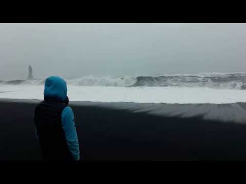 Video: Reynisfjara: Plazhi I Zi I Islandës