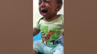 Kauã fazendo pirraça para comer o papelão