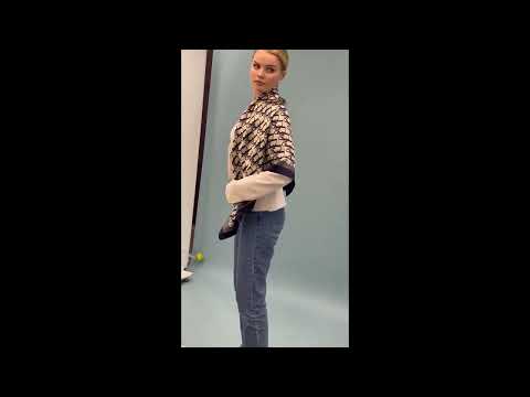 Жіноча хустка бежева, синя, золотиста, легкий шарф, дизайнерська шовкова хустка на голову, весняна бандана, брендовий платок 90 см, видео 1